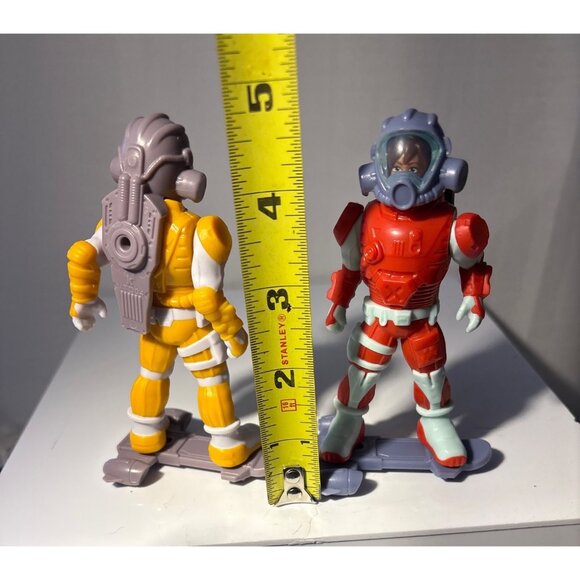 Maxi Kinder Surprise 2024 Spacemen Space Astronaut Figures Easter Yellow Red - Picture 5 of 5